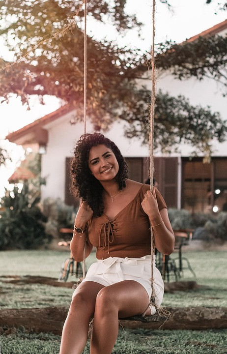 צפו בזוגות שניסיון לנחש את בן הזוג שלהם בעזרת אחיזה בלבד (וידאו)